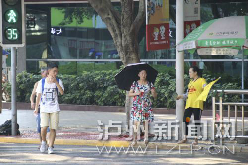 絕大多數(shù)市民都做到了自覺禮讓斑馬線，不橫穿馬路，不翻越欄桿，做到車讓人、人讓車2.JPG