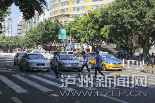 四川警察學(xué)院前的斑馬線沒有紅綠燈，但過往車輛見到有行人過斑馬線都會(huì)禮讓行人