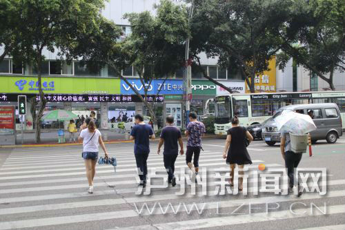 絕大多數(shù)市民都做到了自覺禮讓斑馬線，不橫穿馬路，不翻越欄桿，做到車讓人、人讓車
