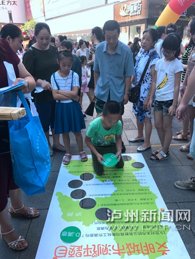 市民在宣傳點參加創(chuàng)文趣味游戲。 記者 朱虹 攝